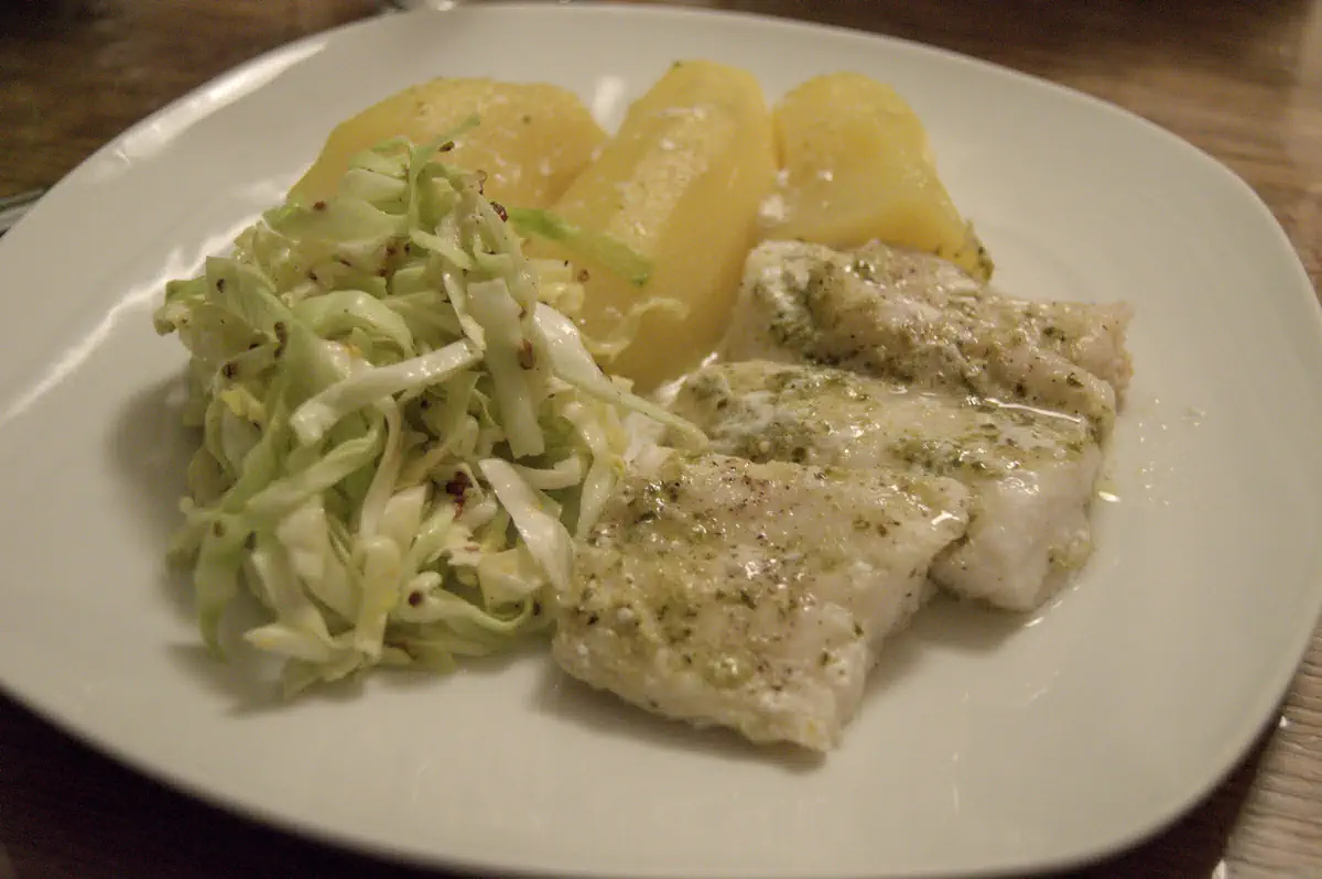 Ovnbagt fisk med pesto